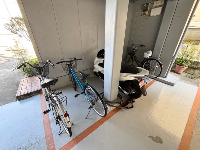 物件外観写真6　(駐輪場)