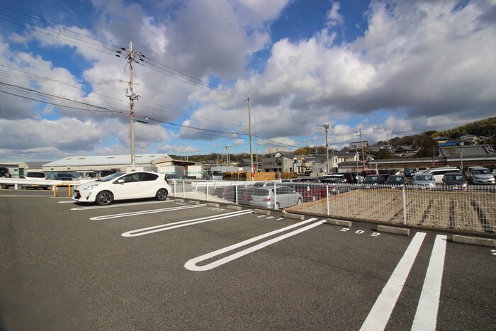 物件外観写真3　(駐車場)