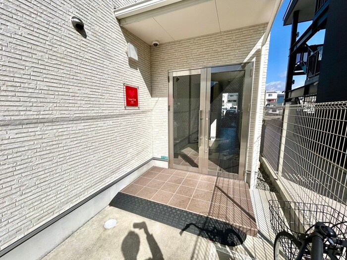 物件外観写真2　(エントランス部分)
