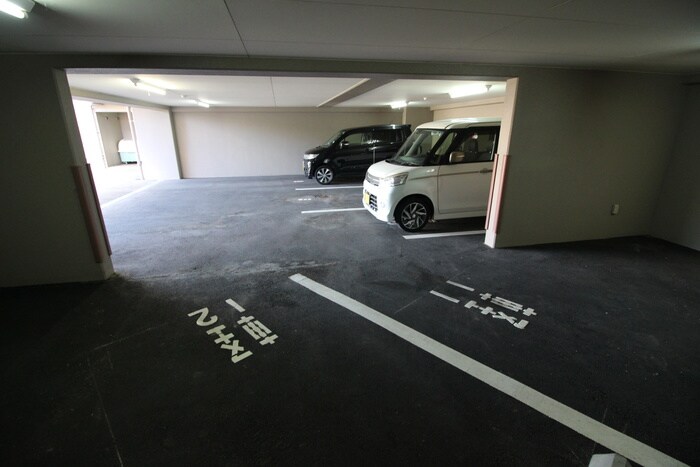 物件外観写真3　(駐車場)