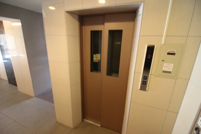 物件外観写真5　(エントランス部分)