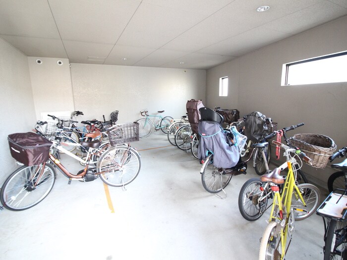 物件外観写真4　(駐輪場)