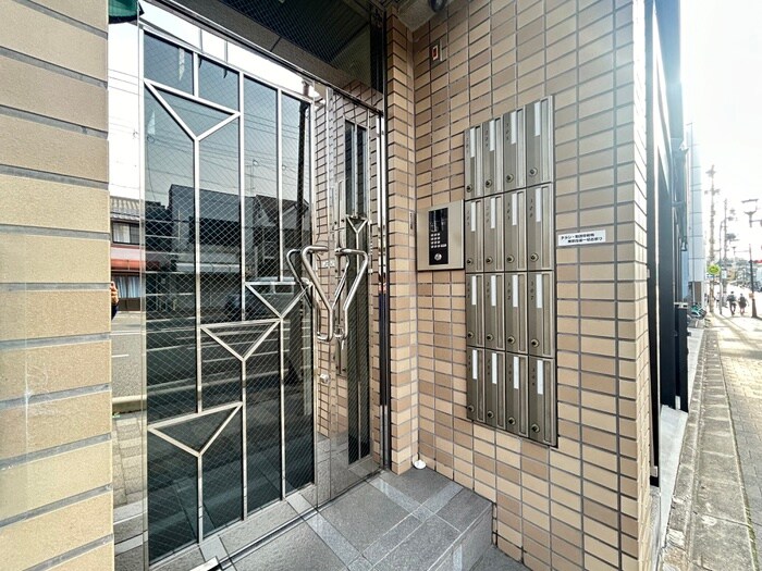 物件外観写真3　(エントランス部分)