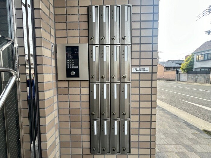 物件外観写真4　(エントランス部分)