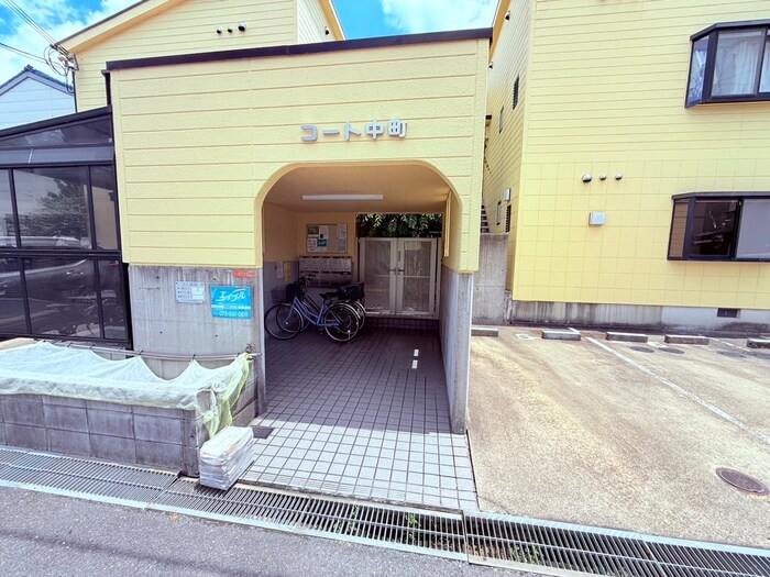 物件外観写真4　(エントランス部分)