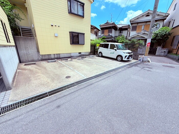 物件外観写真5　(駐車場)