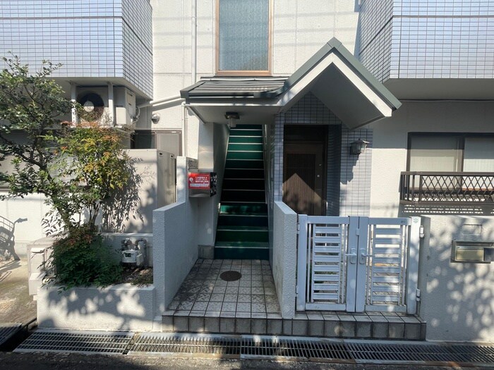 物件外観写真4　(エントランス部分)