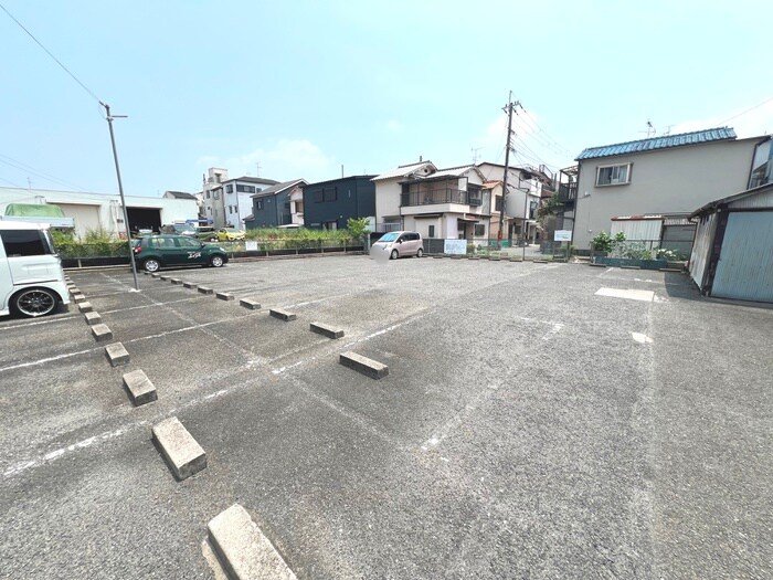 物件外観写真4　(駐車場)