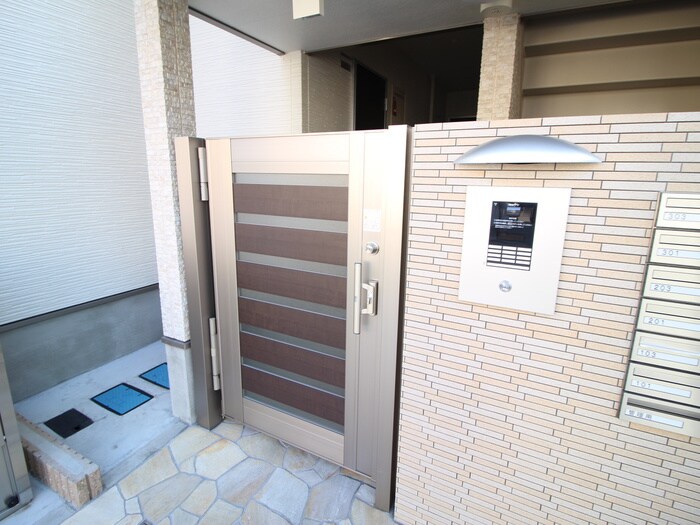 物件外観写真4　(エントランス部分)