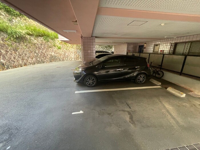 物件外観写真5　(駐車場)