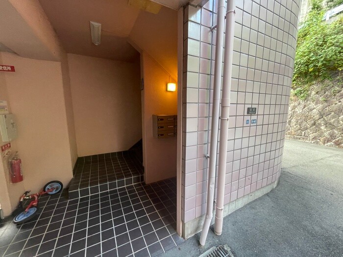 物件外観写真6　(エントランス部分)