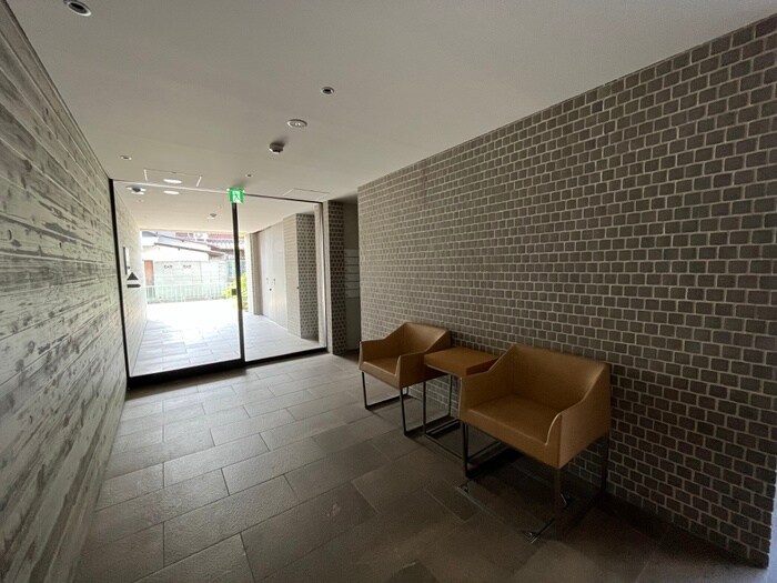 物件外観写真3　(エントランス部分)