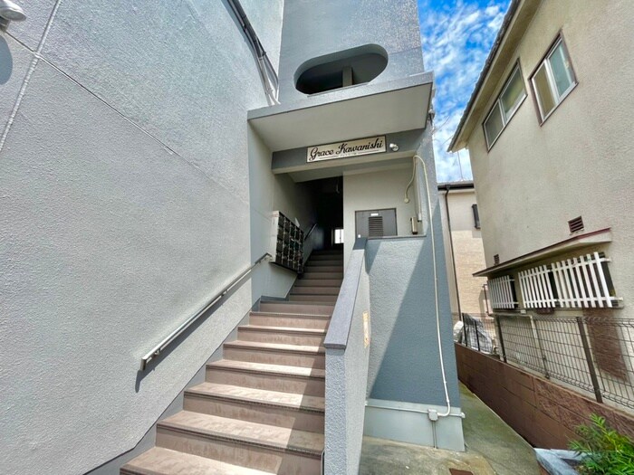 物件外観写真3　(エントランス部分)