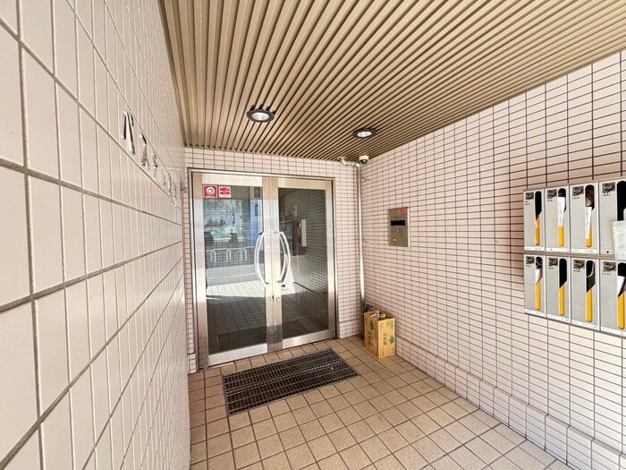 物件外観写真4　(エントランス部分)