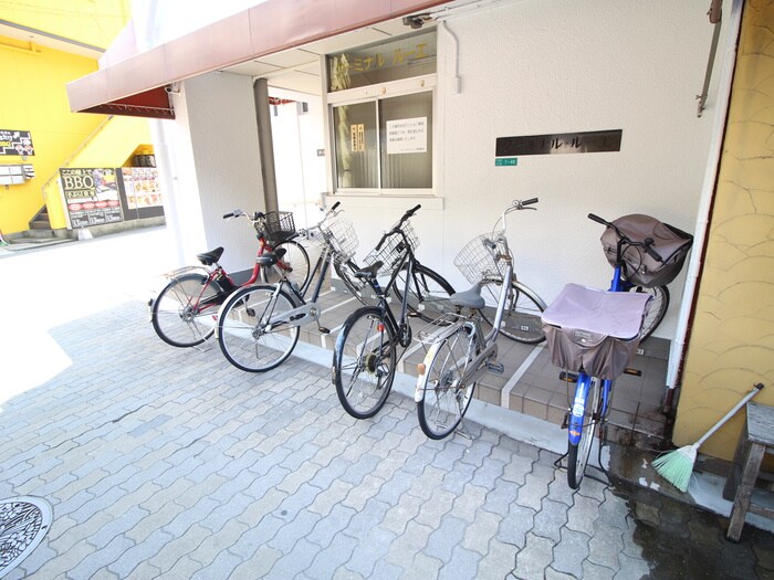 物件外観写真4　(駐輪場)