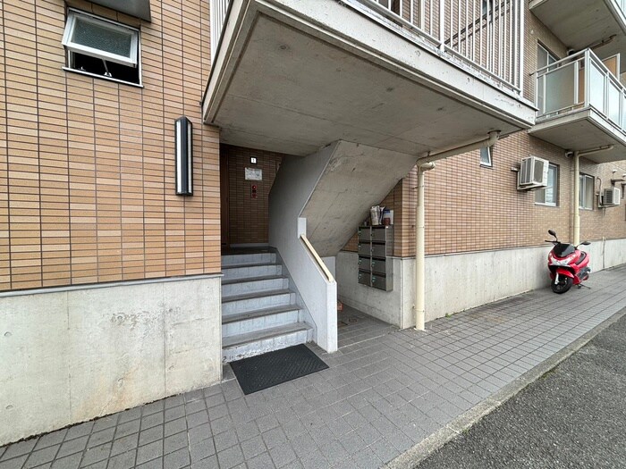 物件外観写真3　(エントランス部分)