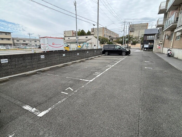 物件外観写真5　(駐車場)