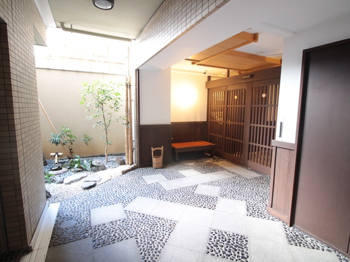 物件外観写真2　(エントランス部分)