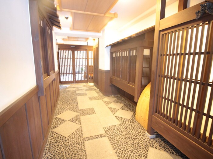 物件外観写真3　(エントランス部分)