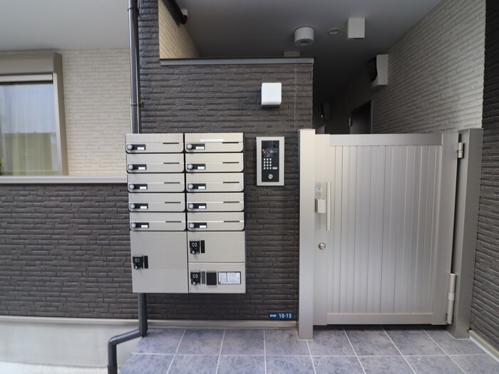 物件外観写真5　(エントランス部分)