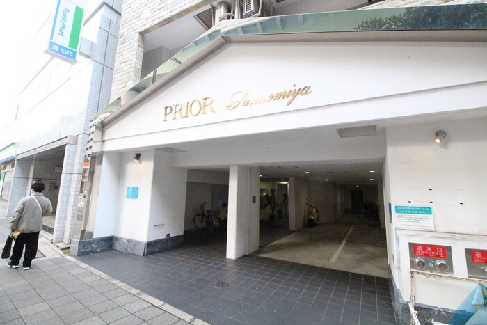 物件外観写真3　(エントランス部分)