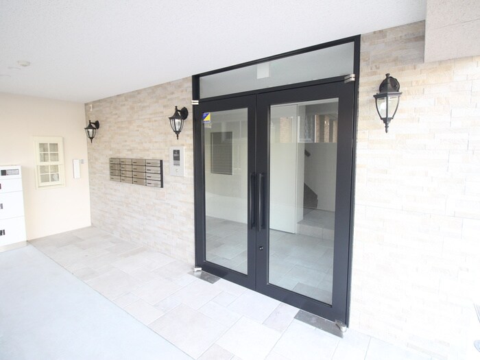 物件外観写真6　(エントランス部分)