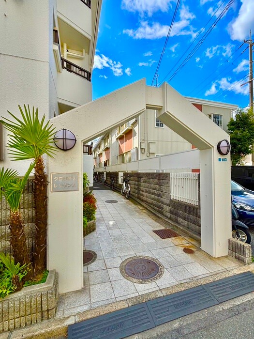 物件外観写真2　(エントランス部分)