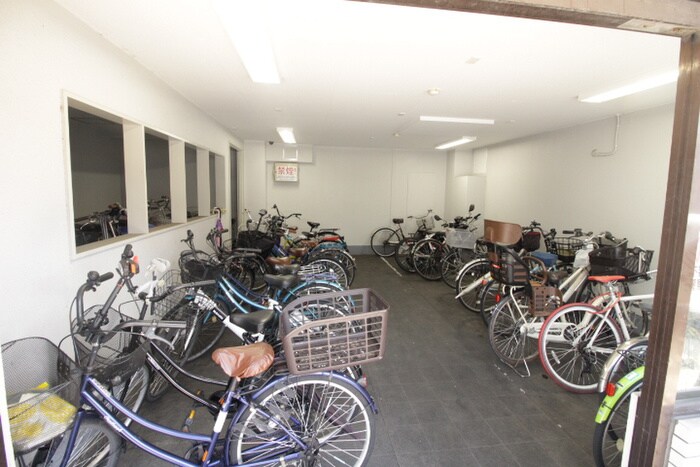 物件外観写真4　(駐輪場)