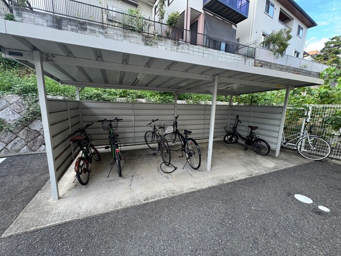 物件外観写真3　(駐輪場)
