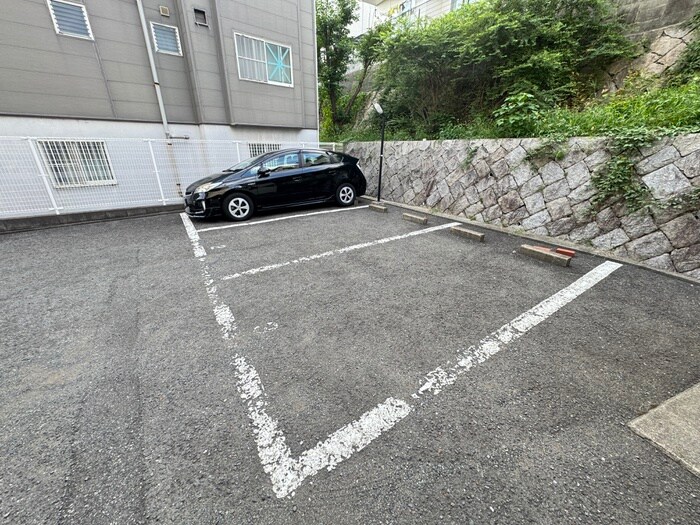 物件外観写真4　(駐車場)