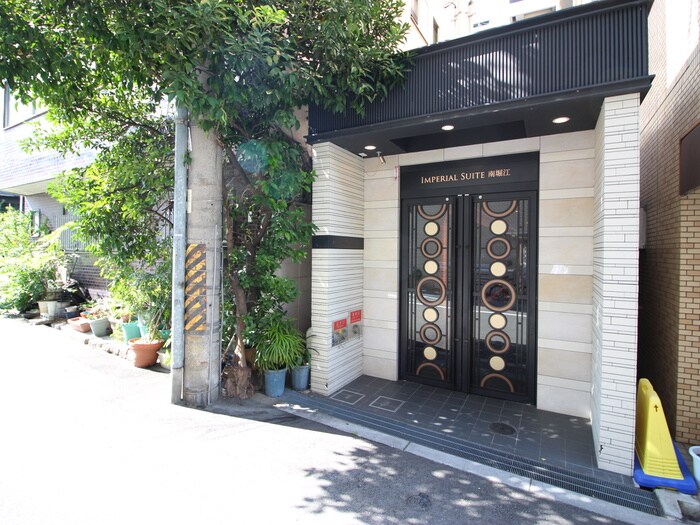 物件外観写真6　(エントランス部分)