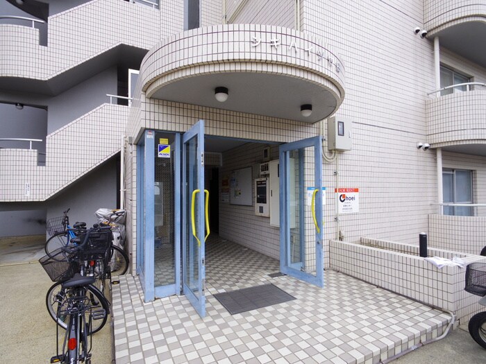 物件外観写真3　(エントランス部分)
