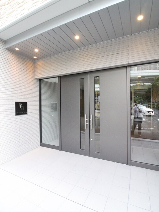 物件外観写真3　(エントランス部分)