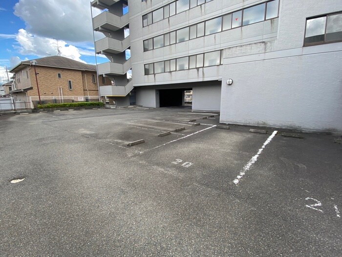 物件外観写真5　(駐車場)