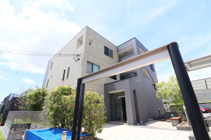 物件外観写真2　(エントランス部分)