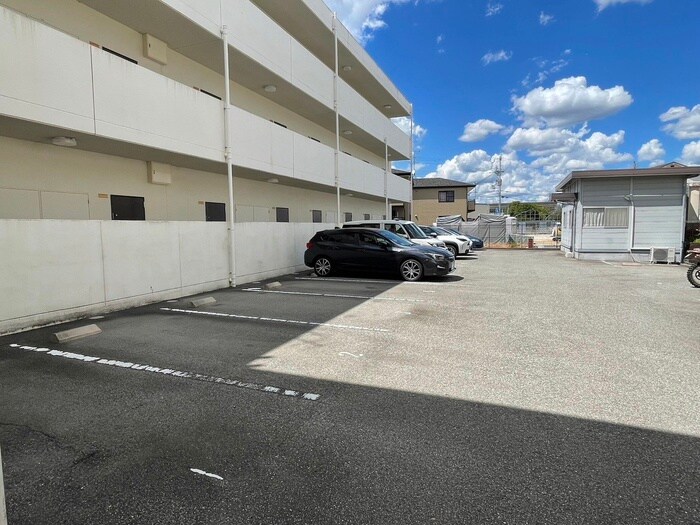 物件外観写真5　(駐車場)