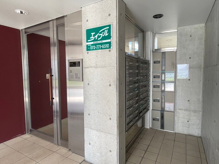 物件外観写真6　(エントランス部分)