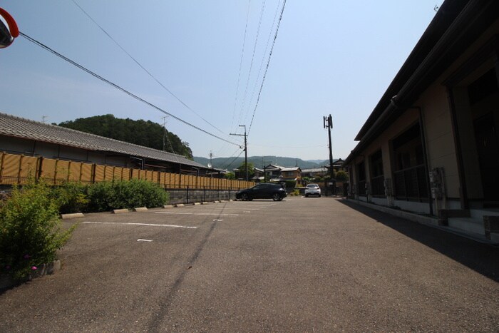 物件外観写真5　(駐車場)