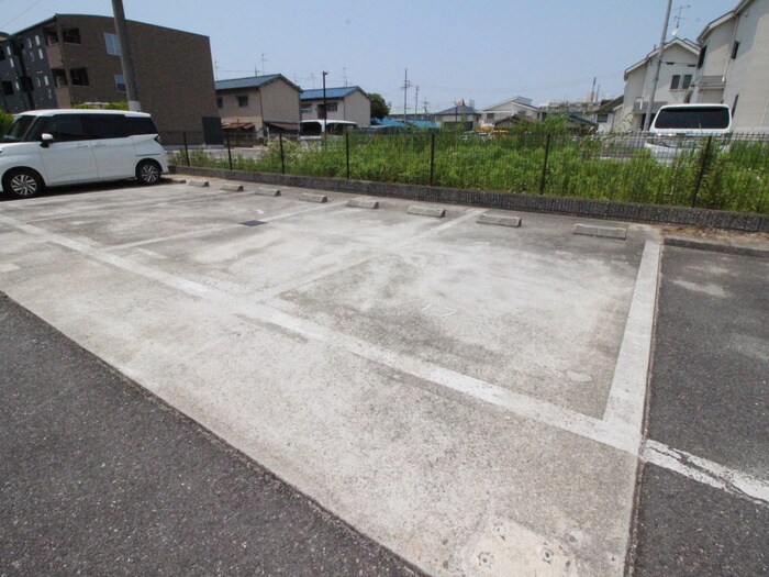 物件外観写真3　(駐車場)