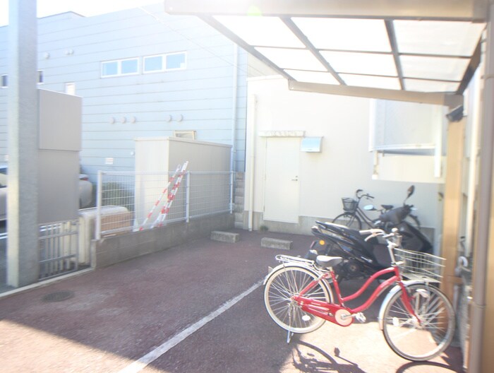 物件外観写真3　(駐輪場)