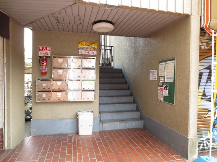 物件外観写真3　(エントランス部分)