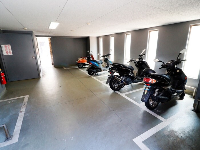 物件外観写真3　(バイク置き場)