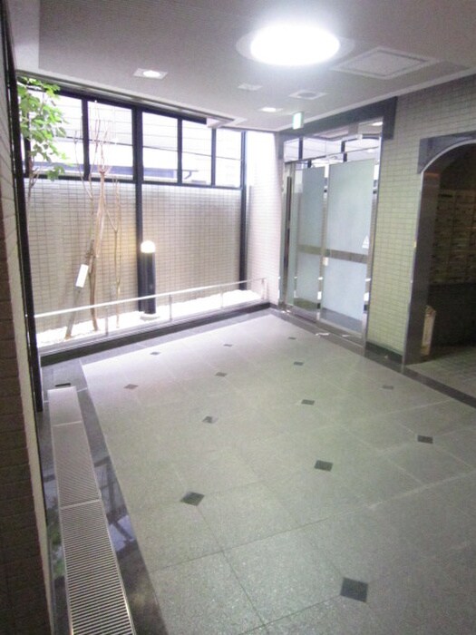 物件外観写真5　(エントランス部分)