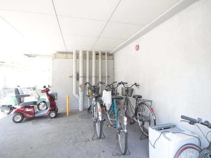 物件外観写真3　(駐輪場)
