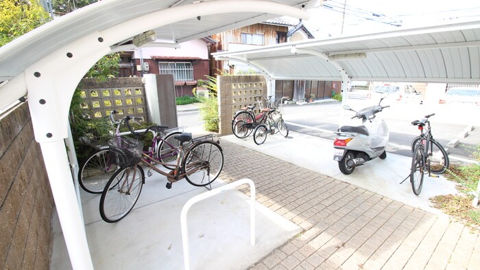 物件外観写真4　(駐輪場)