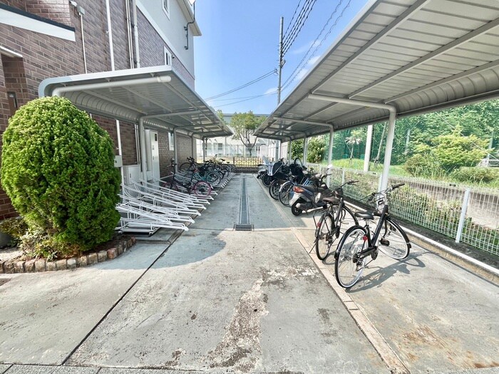 物件外観写真2　(駐輪場)