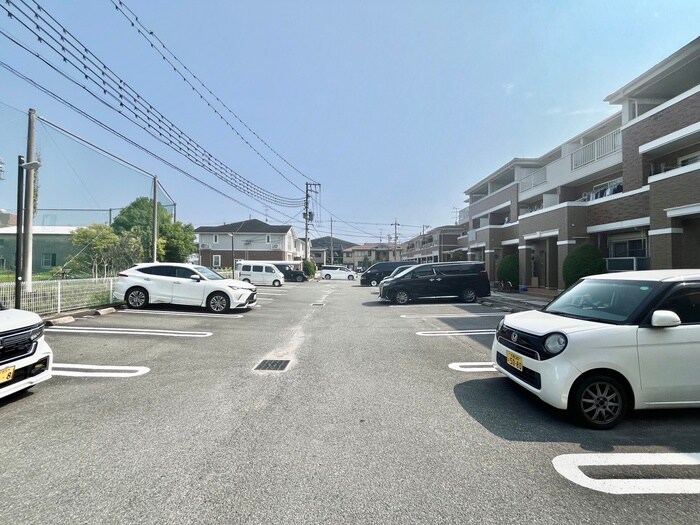 物件外観写真3　(駐車場)