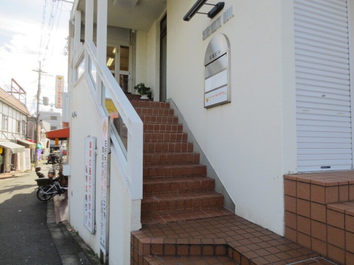 物件外観写真3　(エントランス部分)