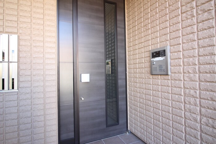 物件外観写真5　(エントランス部分)