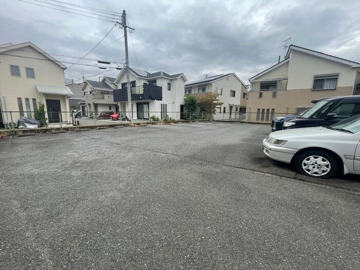 物件外観写真3　(駐車場)